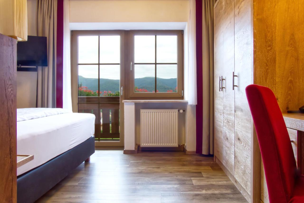 Garnihotel Zur Linde - Bayerischer Wald - Aktivcard Mit 154 Kostenfreien Leistungen - Kostenloser Parkplatz لوبيرغ المظهر الخارجي الصورة